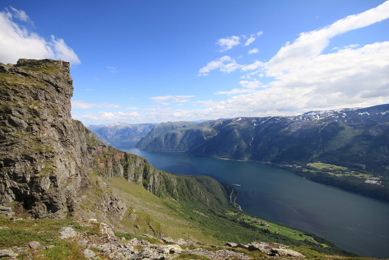 Her ser me Midtfjell frå Disk, med Rannveig og Jarle på toppen. Hallanger er staden på denne sida, Bu på andre sida. Du ser og inn Eidfjorden.