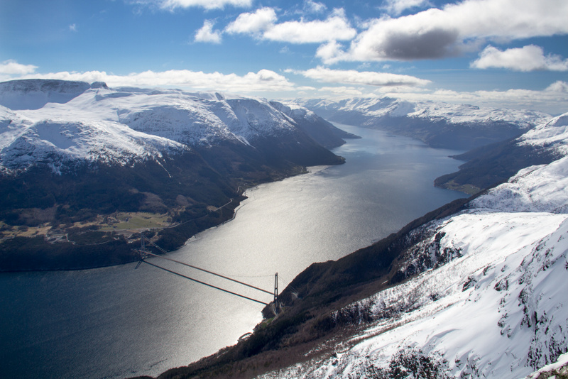 Flott utsikt frå toppen av Midtfjell. Hardangerbrua stikk seg ut, og du kan sjå Sørfjorden gå heilt inn til Odda, med Folgefonna til høgre.