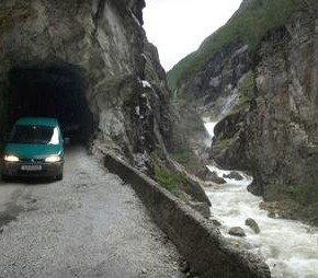 Små tunnelar, bratte vegar og friske elver.