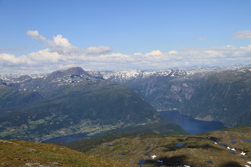 Her ser du utsikta mot Ulvik, Osa og Vassfjøro. Absolutt mål du bør sikte deg inn på til seinare.